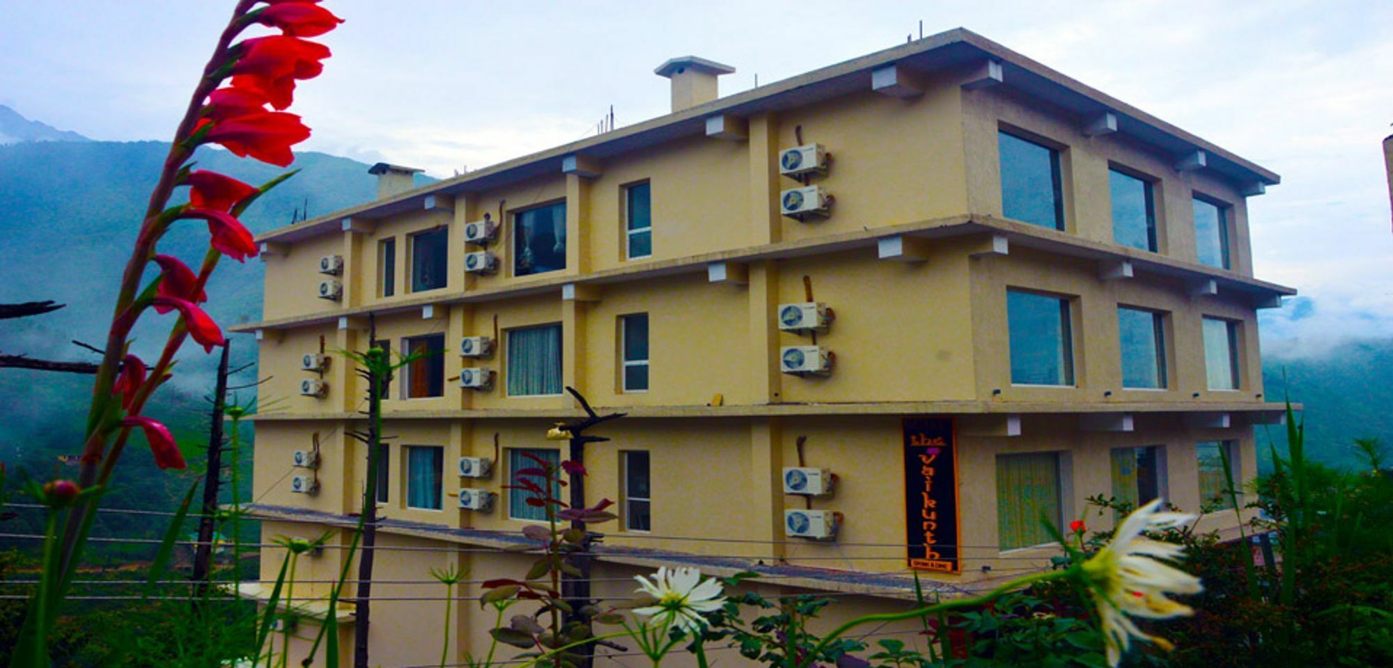The Vaikunth Hotel Dharamshala Buitenkant foto
